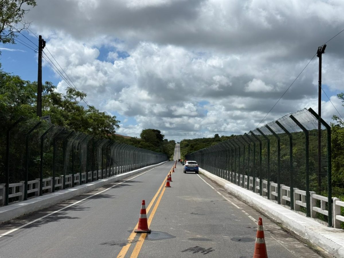 Instalação de guarda-corpos metálicos é concluída em ponte que liga Lagarto e São Domingos