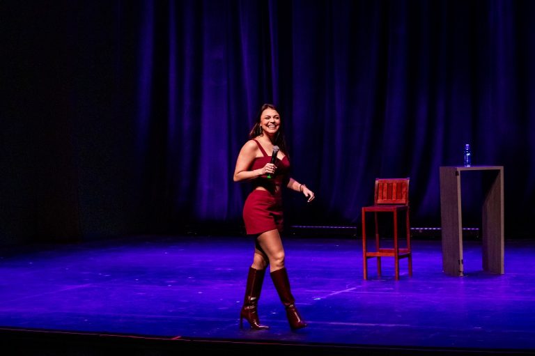 Bruna Louise celebra 15 anos de comédia em Aracaju no Teatro Tobias Barreto