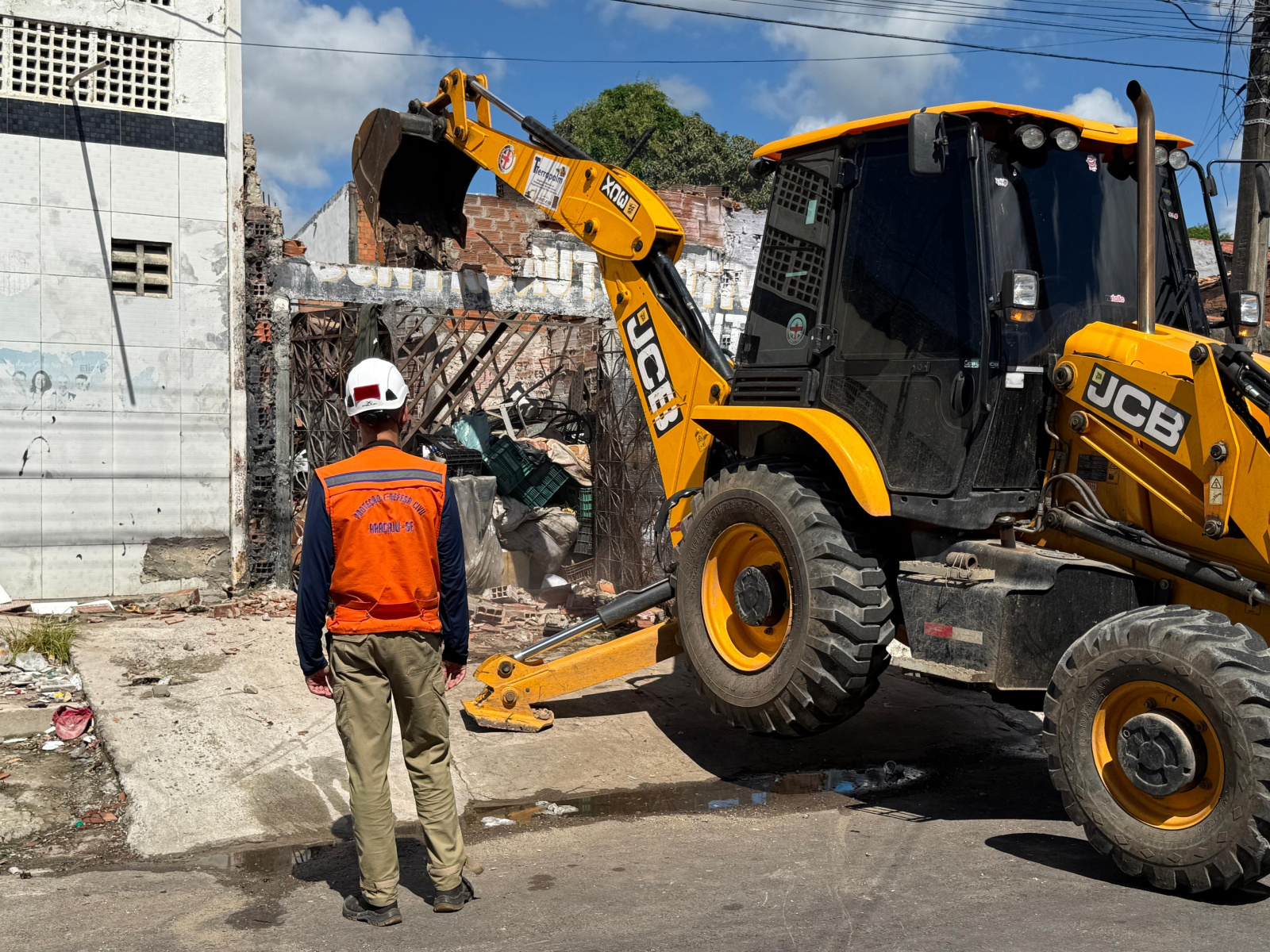 Defesa Civil de Aracaju atua em incêndio de depósito na Zona Oeste da capital