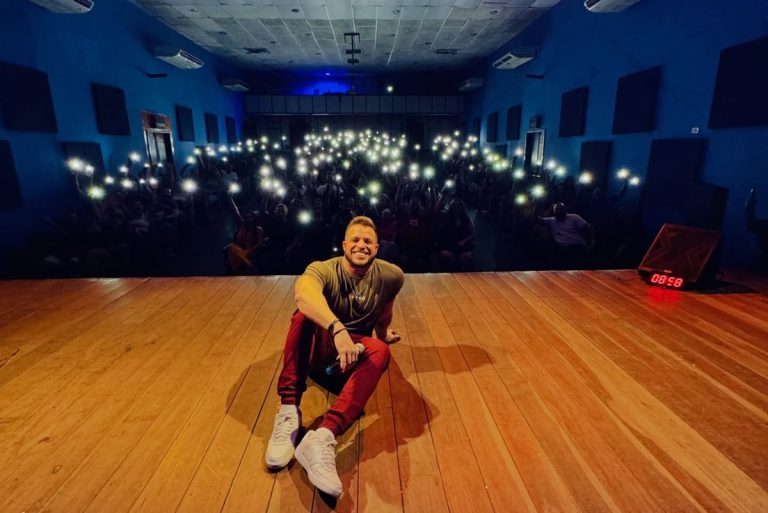 Flávio Andradde apresenta comédia inédita sobre a vida em família em Aracaju