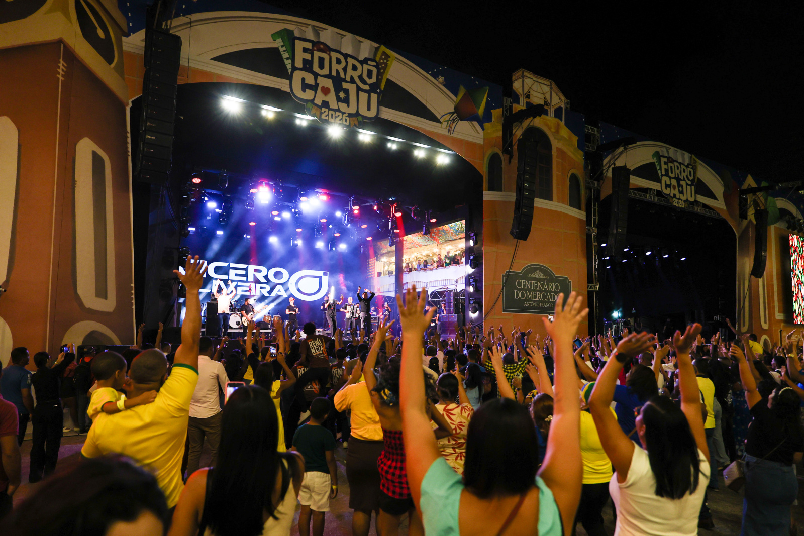 Forró Caju inicia programação na Praça dos Mercados com noite dedicada à música gospel e católica