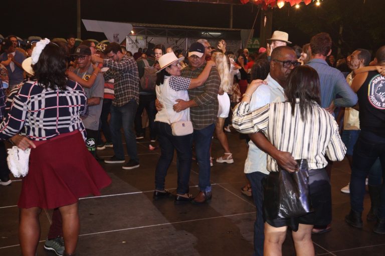 Palco Gerson Filho celebra forró tradicional na véspera de São João