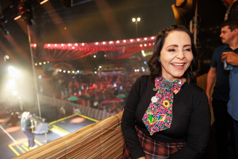 Prefeita Emília celebra recorde de público na festa Forró Caju 2026