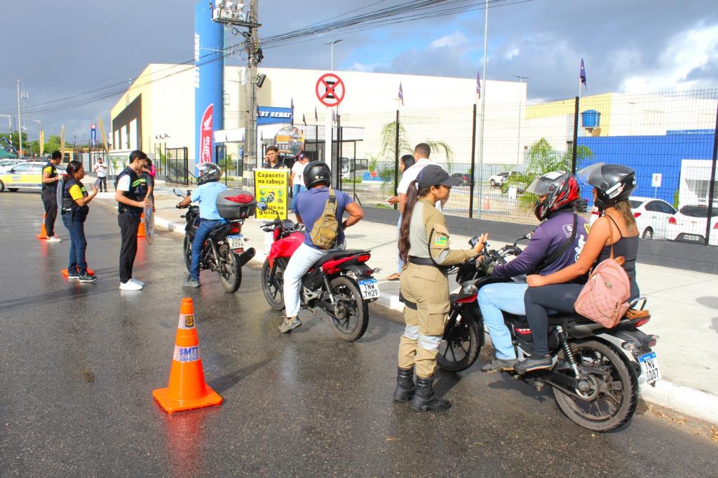 Blitz da SMTT alerta motociclistas sobre segurança no trânsito em Aracaju
