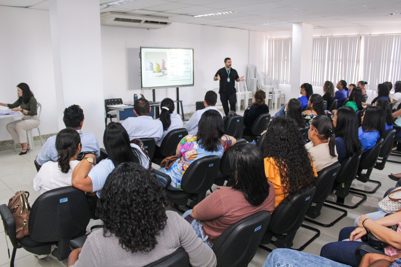Cuidadores de Aracaju participam de formação sobre inteligência emocional na escola