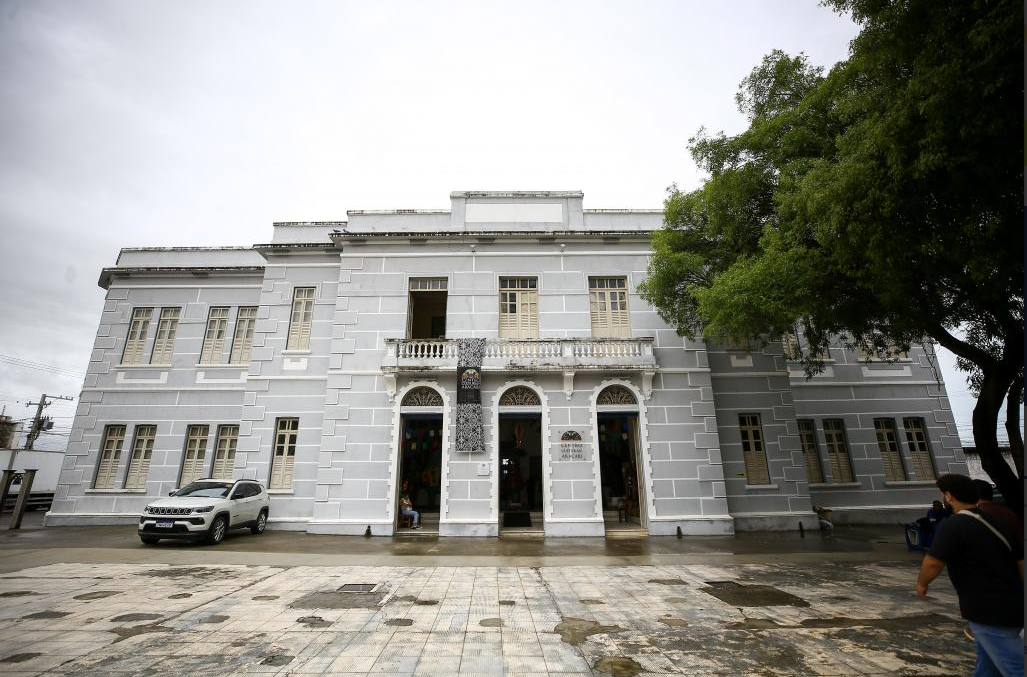 Exposição de Althair Santo destaca renda irlandesa no Centro Cultural de Aracaju