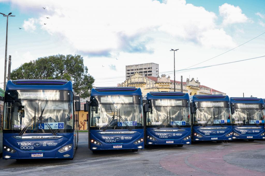 Prefeita Emília entrega 15 ônibus elétricos e anuncia novos investimentos em Aracaju
