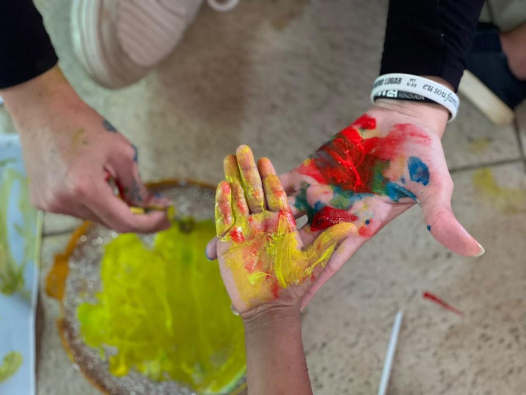 Projeto Férias Voluntárias leva música, brincadeiras e arte a crianças acolhidas