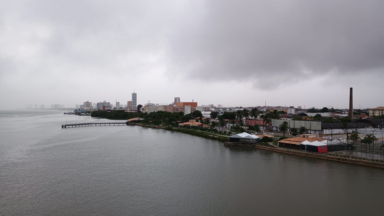 Vendaval em Aracaju: Defesa Civil monitora alerta válido até sábado