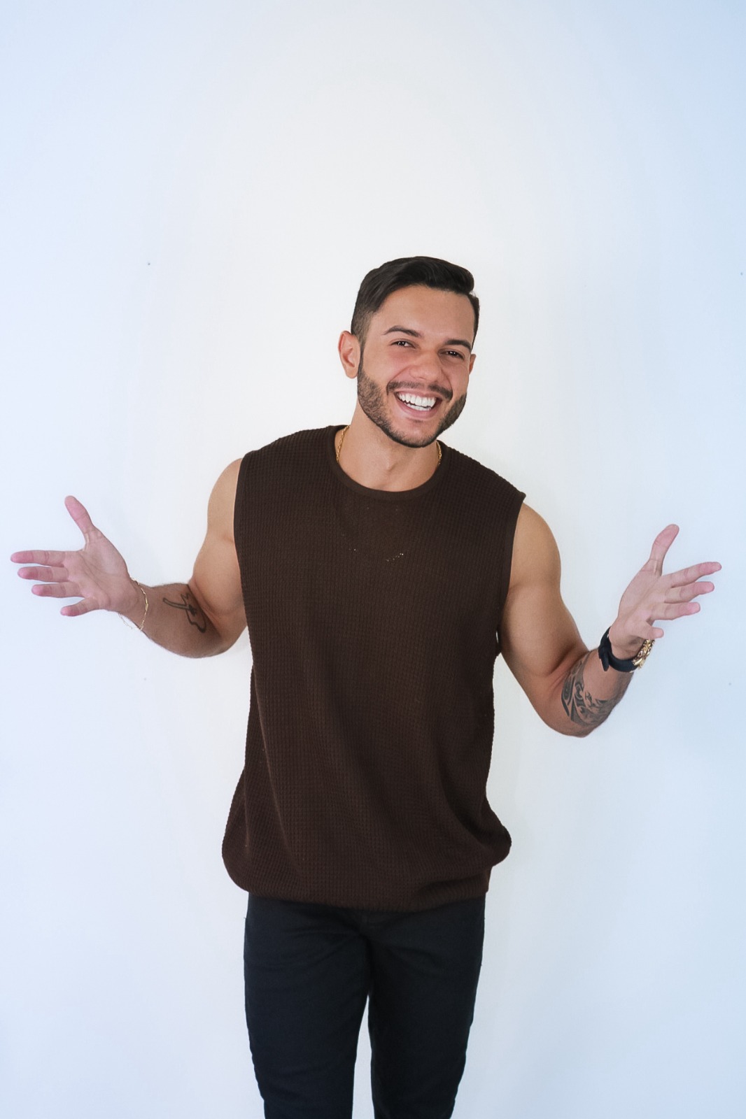Cantor que morou em Aracaju viraliza ao transformar hits internacionais em arrocha