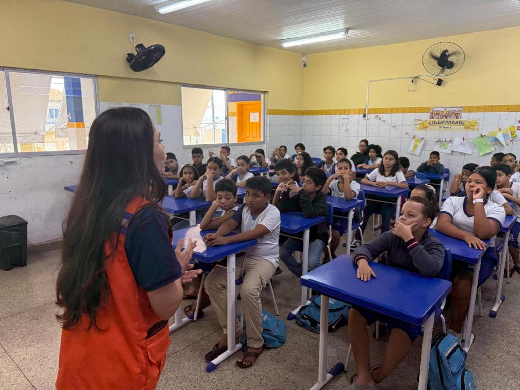 Defesa Civil orienta alunos sobre lixo e prevenção a alagamentos