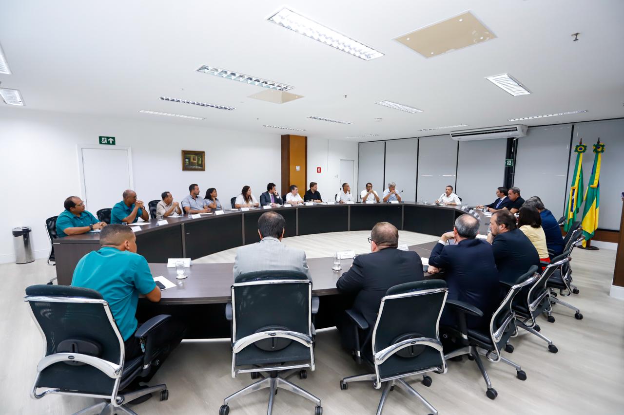 Governador se reúne com trabalhadores da VRS Transportes em Aracaju