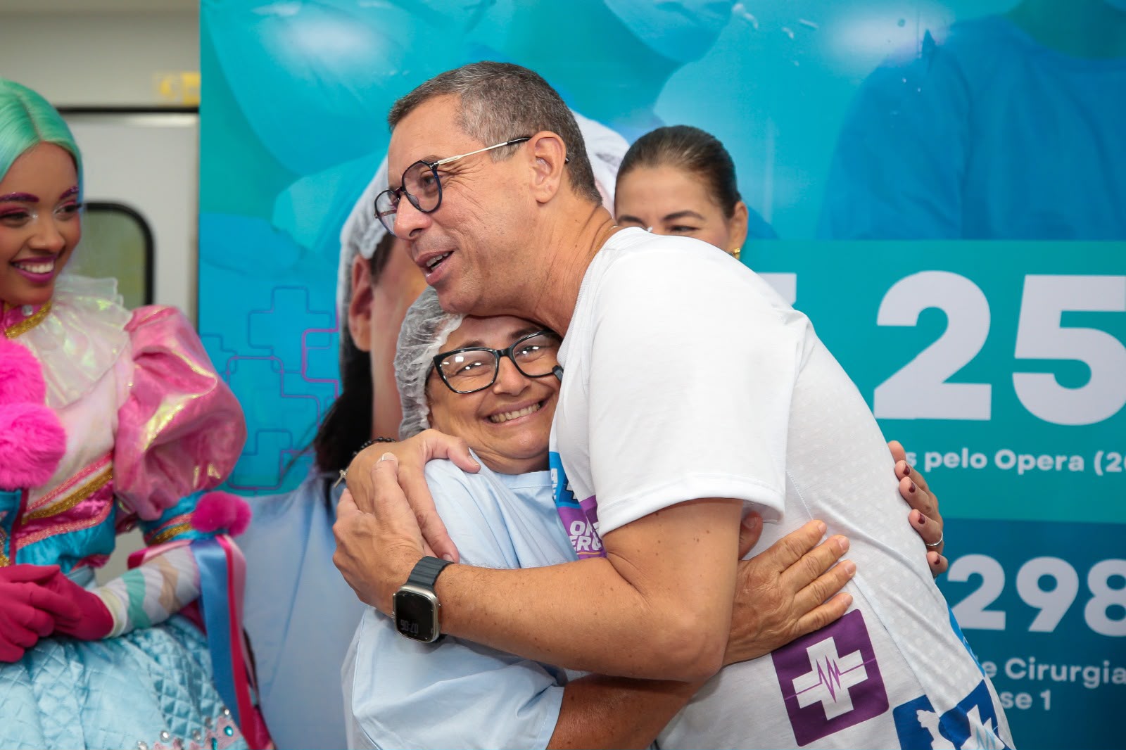 Governador Fábio Mitidieri com pacientes do programa Opera Sergipe