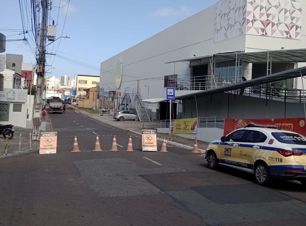 Obra da Iguá altera trânsito na rua Nelson Hungria, no Luzia