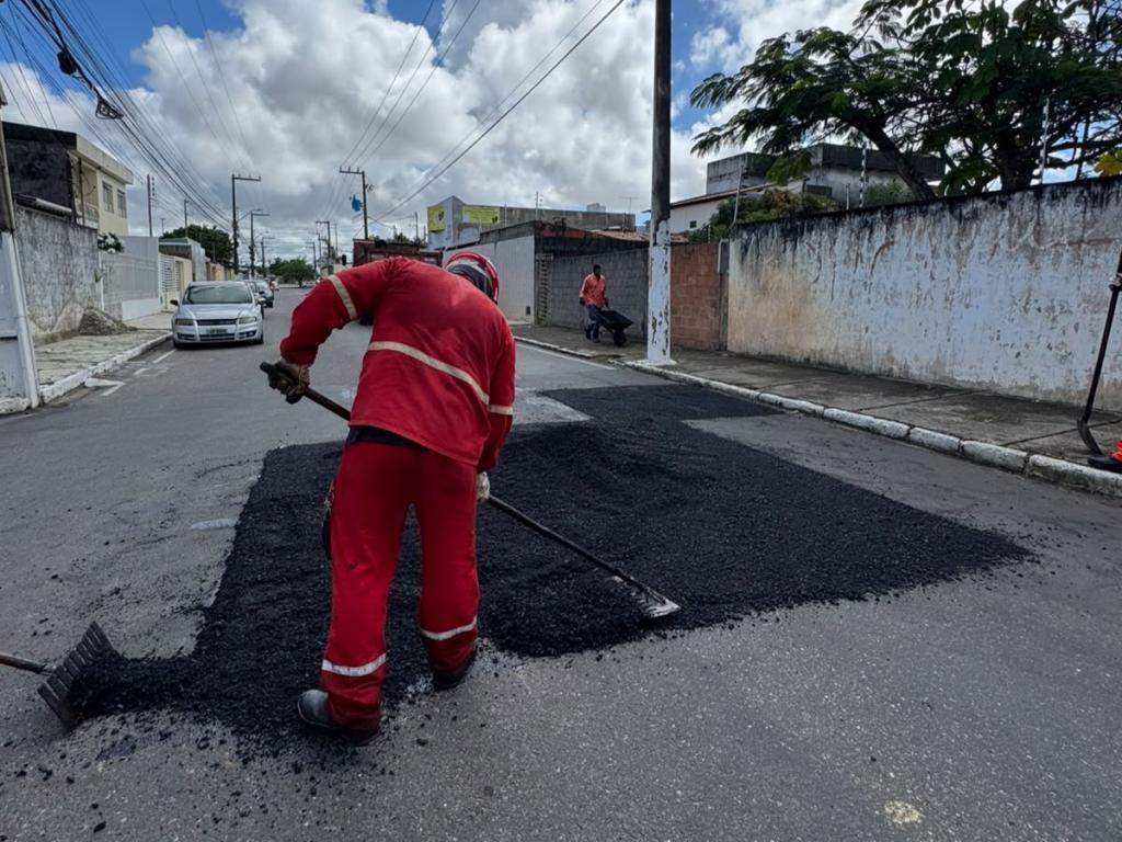 Operação tapa-buraco reforça manutenção de vias em Aracaju