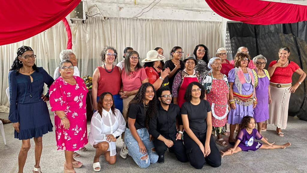 Teatro e memórias unem gerações em apresentação no Cras Santos Dumont
