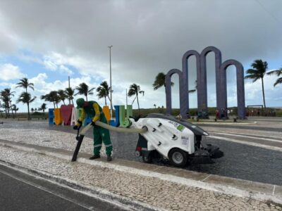 Varrição mecanizada reforça limpeza em pontos turísticos de Aracaju