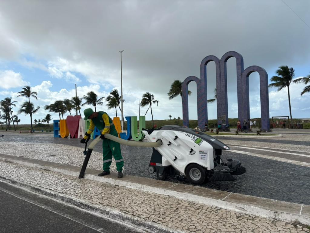 Varrição mecanizada reforça limpeza em pontos turísticos de Aracaju