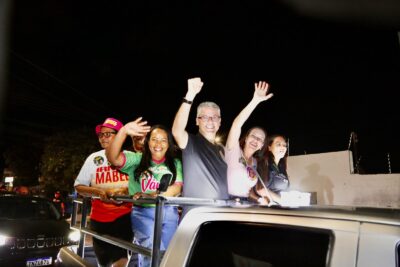 Carreata vira caminhada e aproxima Delegada Danielle e senador Alessandro dos moradores da Coroa do Meio