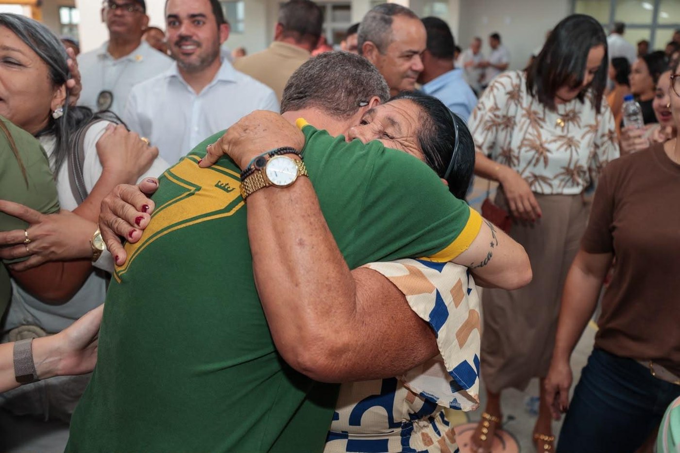 Moradora cumprimenta o governador durante a entrega da unidade
