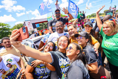 Abraços e fotos marcam a passagem de Cláudio Mitidieri pela carreata no Socorro