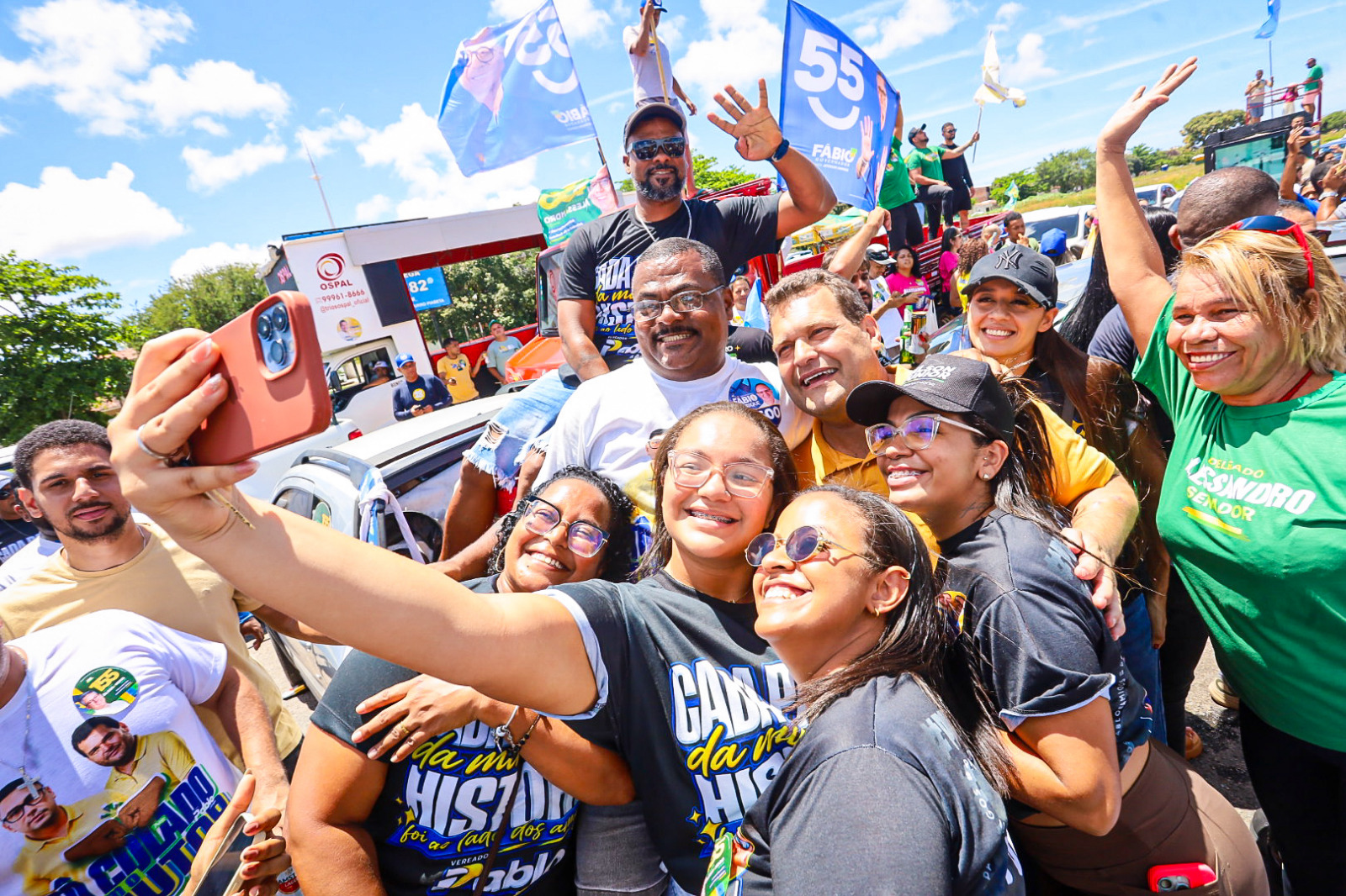 Abraços e fotos marcam a passagem de Cláudio Mitidieri pela carreata no Socorro