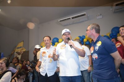Amigos de infância e ex-colegas se reencontram com Cláudio Mitidieri