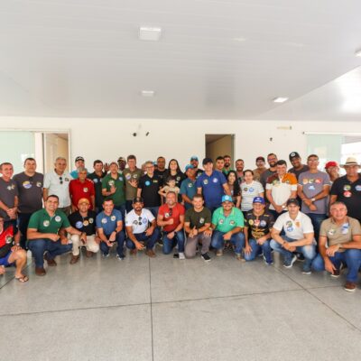 Alessandro caminha por feiras e conversa com moradores do interior