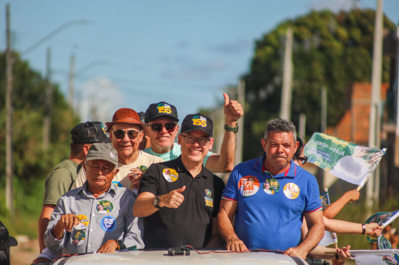 Alessandro caminha ao lado de vereadores em Macambira