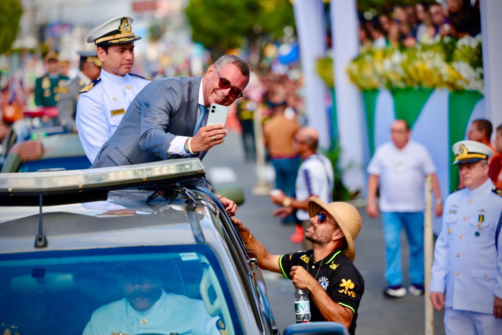 Fábio Mitidieri atende morador durante o desfile