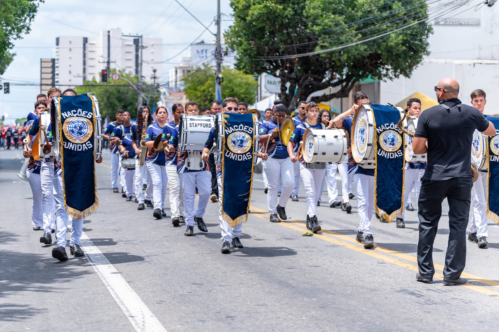 Estudantes desfilam com banda marcial na Avenida Barão de Maruim