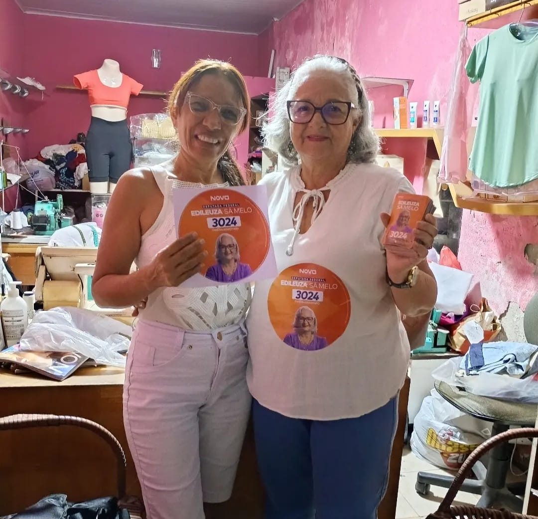 Candidata a deputada federal Edileuza Sá Melo durante visita a comerciantes