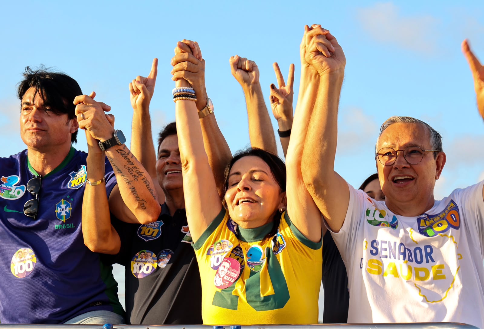 O candidato ao Senado Eduardo Amorim durante caravana no bairro Santa Maria, em Aracaju