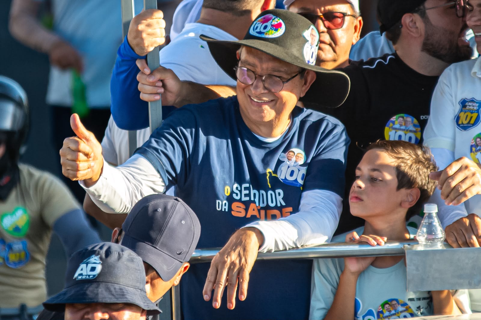 O candidato ao Senado Eduardo Amorim durante carreata pelo Sertão sergipano