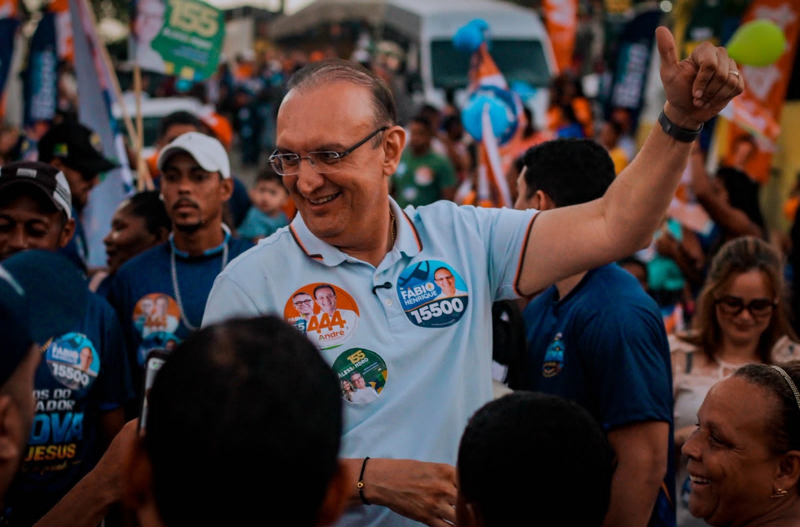 O candidato a deputado estadual Fábio Henrique (MDB) durante caminhada de campanha