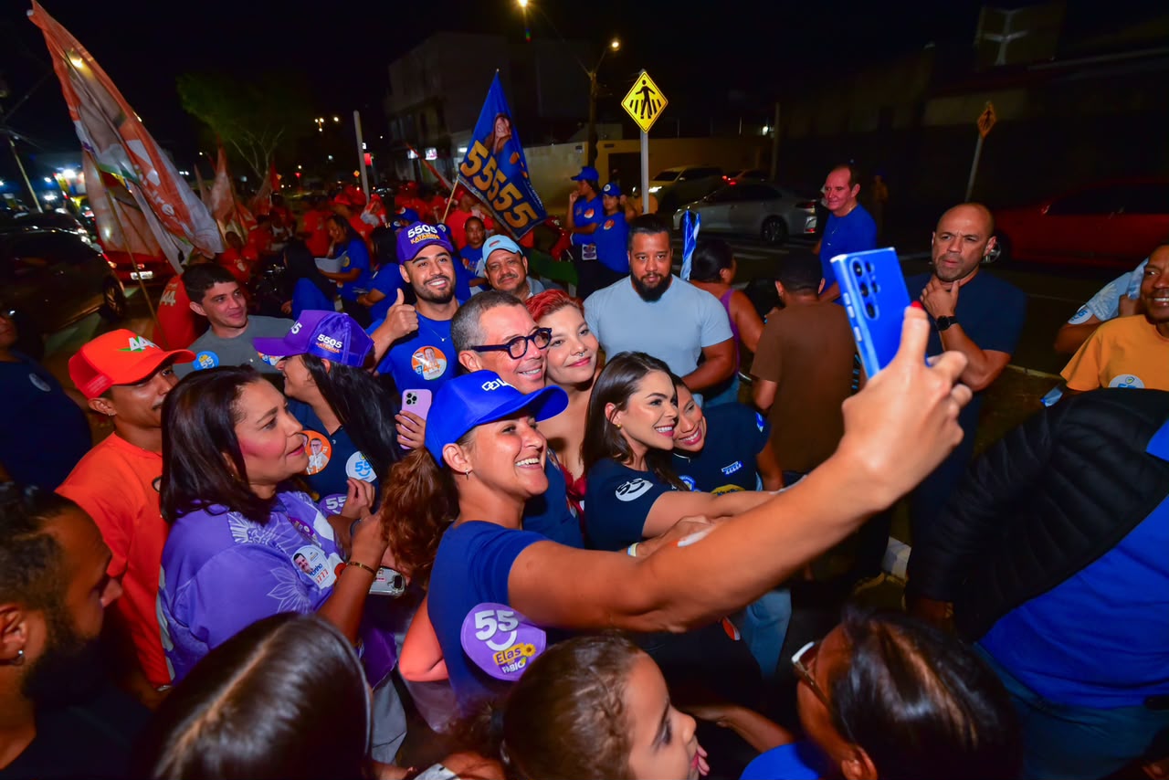 Eleitores fazem selfies com o governador durante o ato