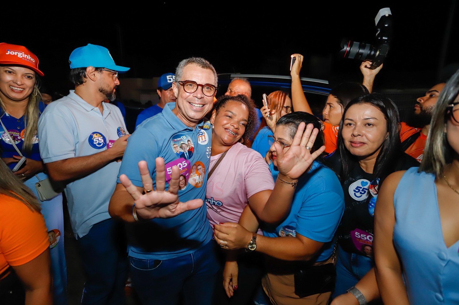 Moradoras fazem fotos com o governador Fábio Mitidieri em Feira Nova