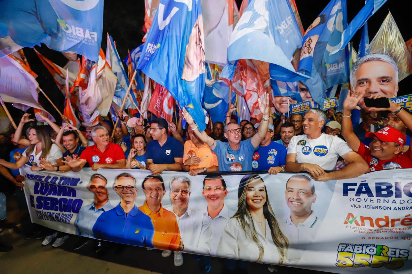 Candidatos da coligação seguram faixa durante ato em Nossa Senhora da Glória