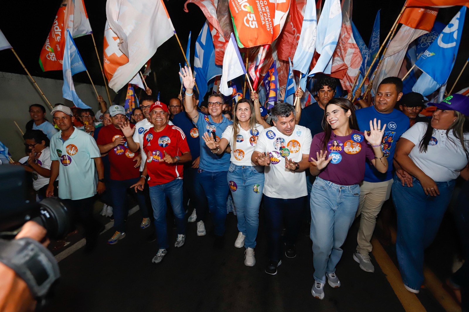 Multidão acompanha a caminhada da coligação em Graccho Cardoso