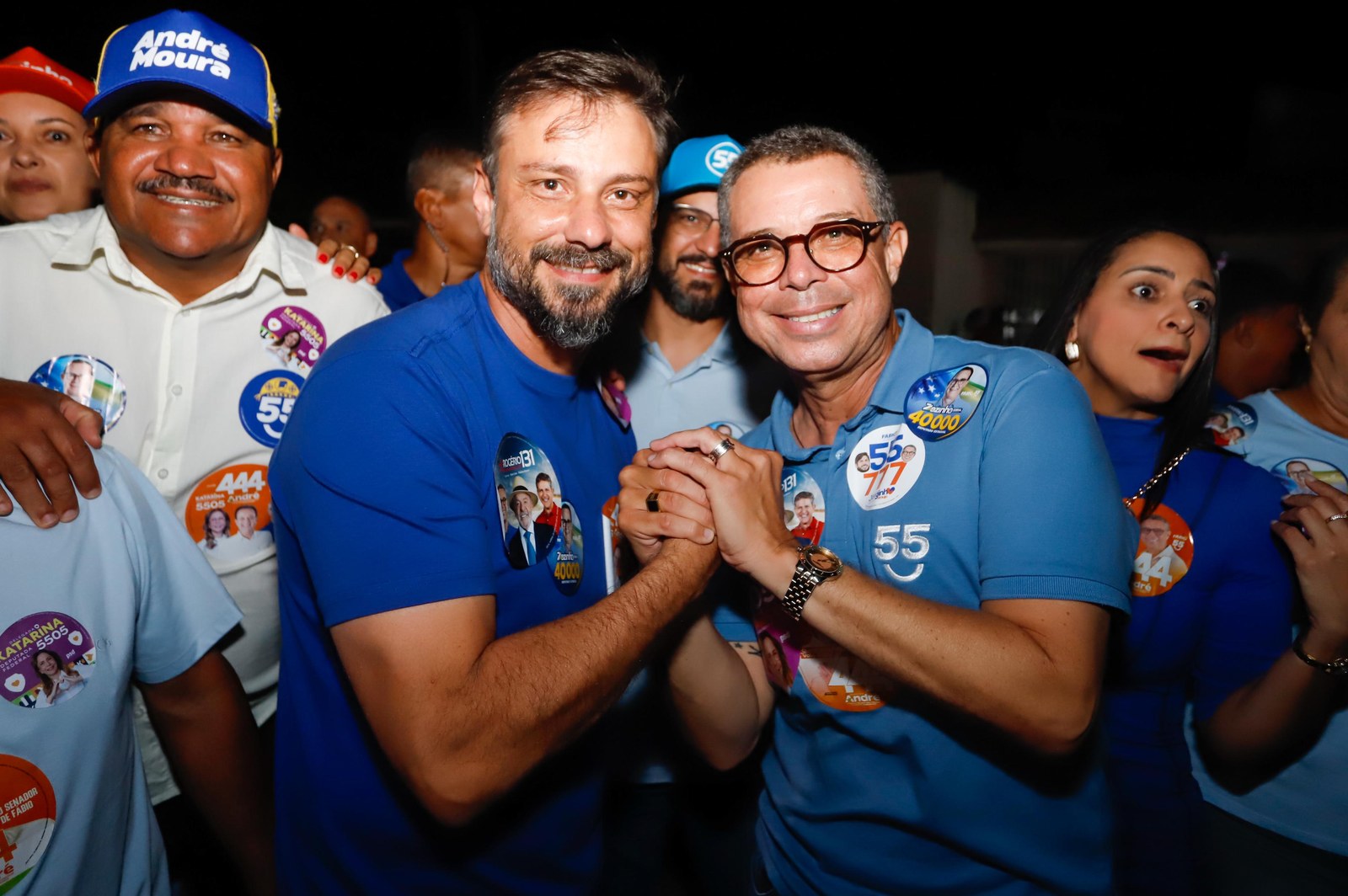Fábio Mitidieri abraça apoiadores durante a passagem por Feira Nova