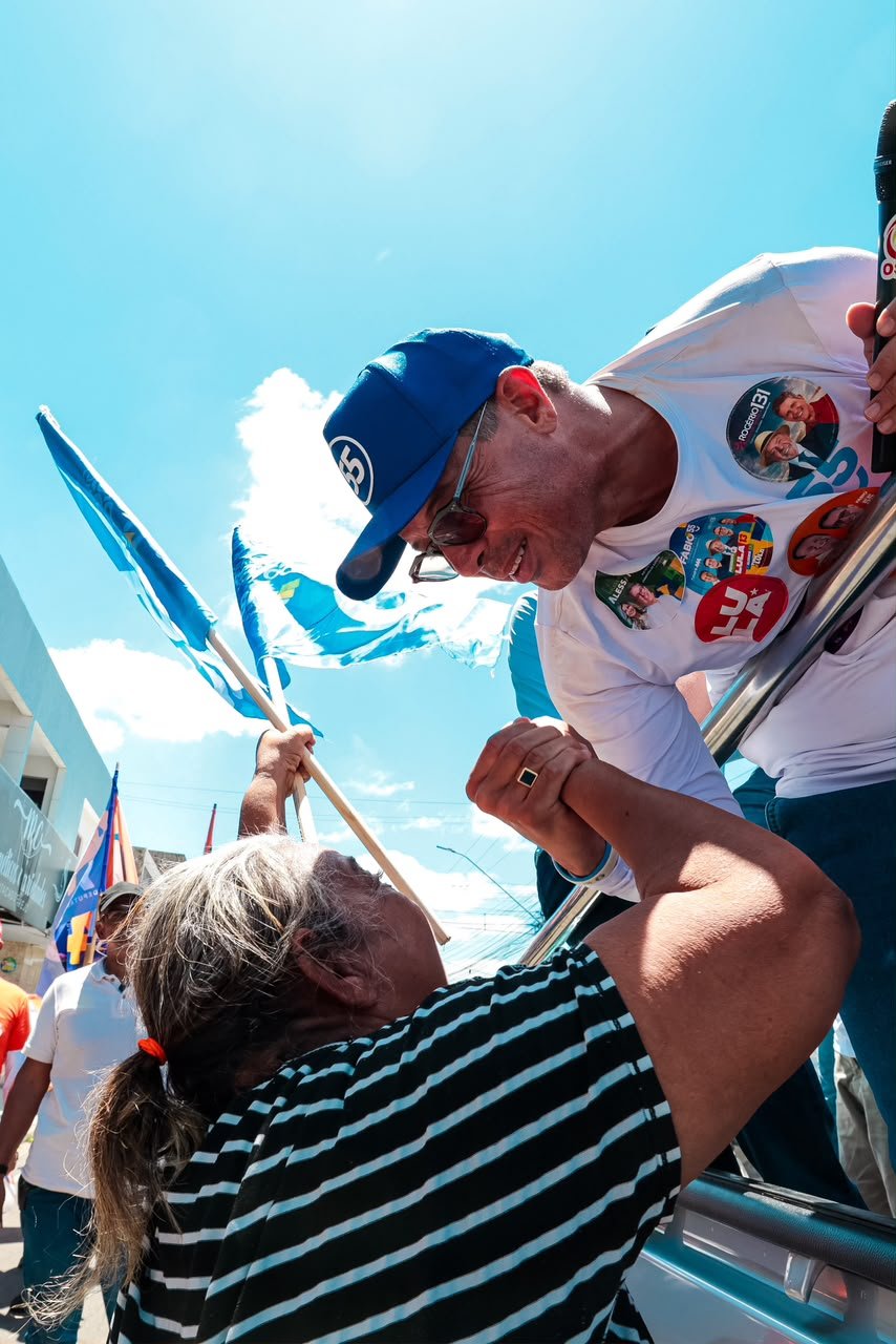 O governador Fábio Mitidieri durante carreata em Nossa Senhora do Socorro