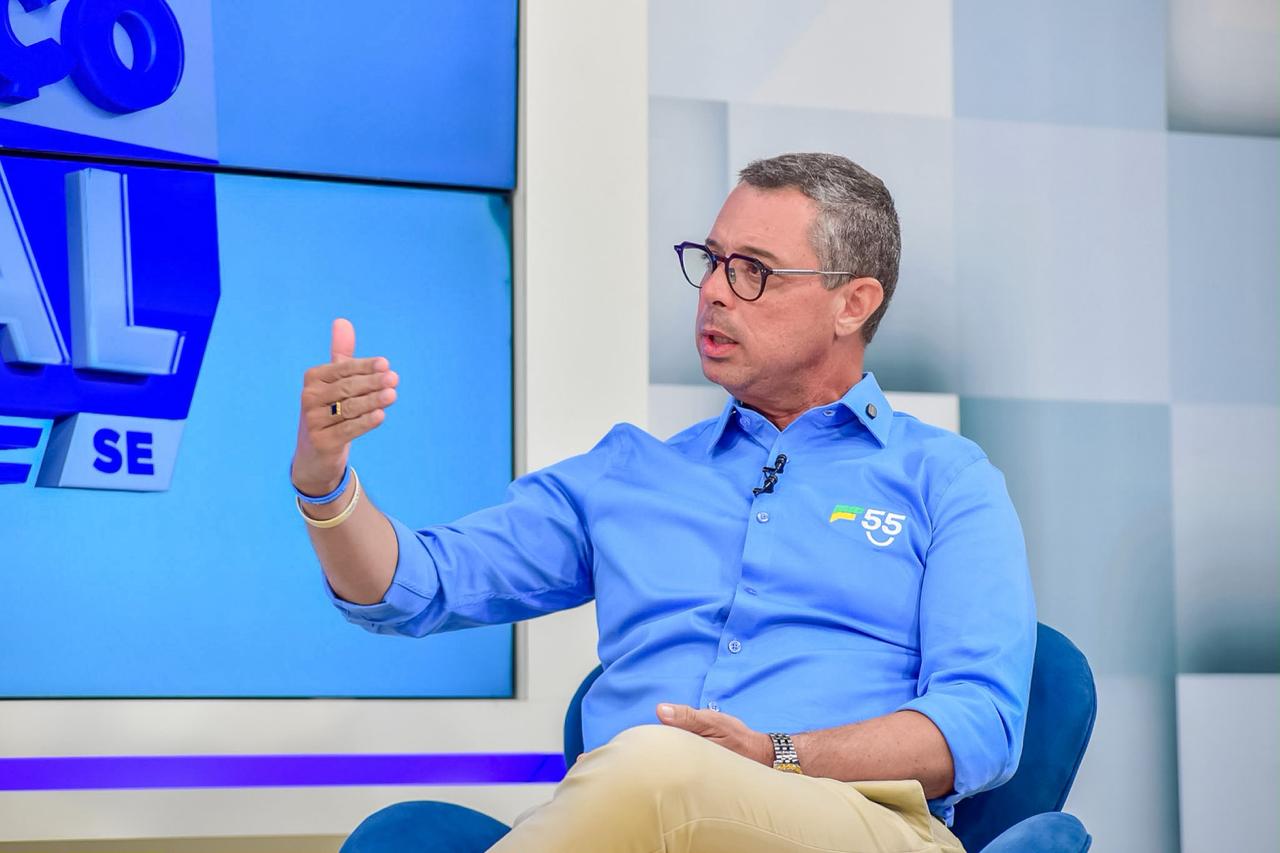 O governador Fábio Mitidieri durante entrevista no estúdio da TV Atalaia