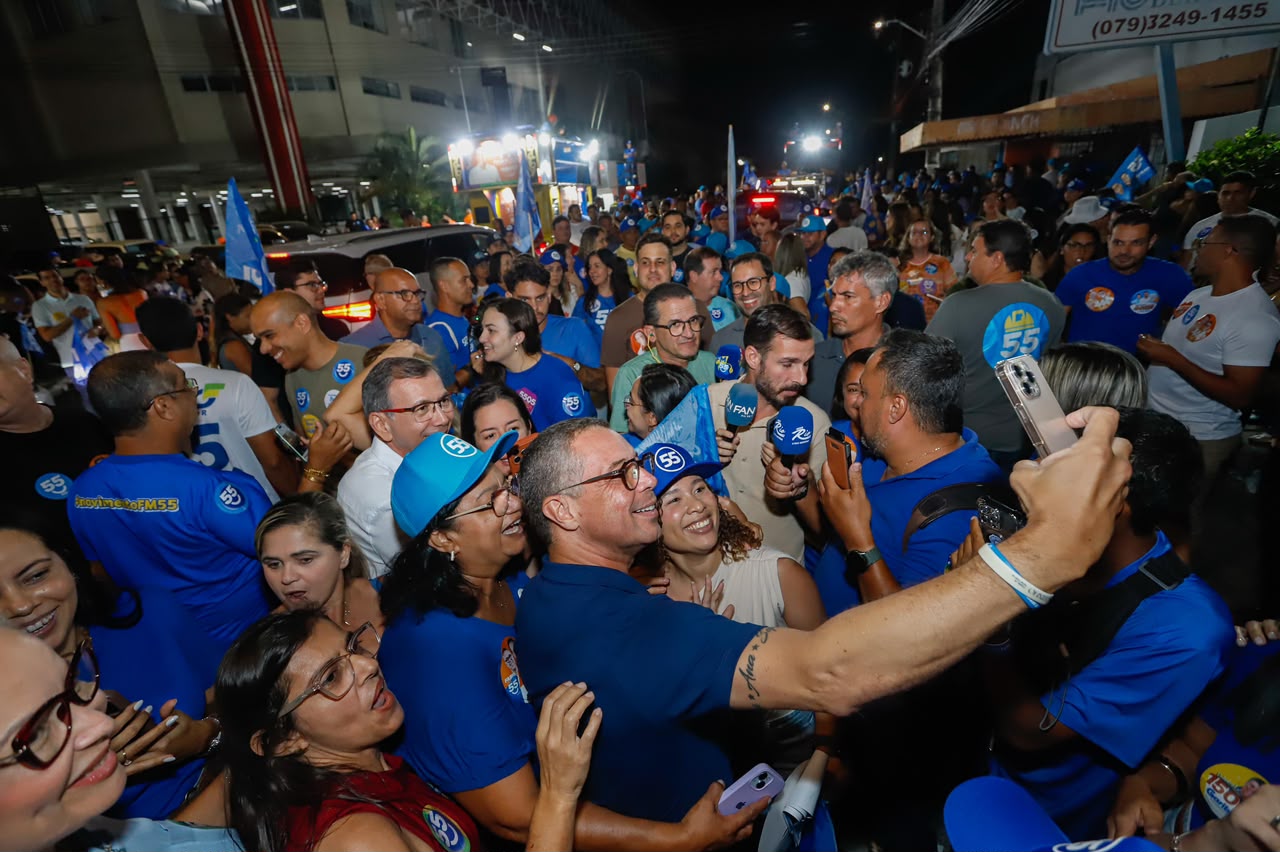 O governador Fábio Mitidieri (PSD) durante minicarreata no bairro Inácio Barbosa, em Aracaju