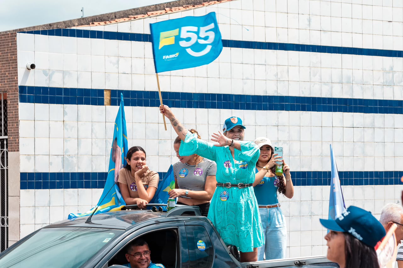 Governador Fábio Mitidieri durante caminhada na Zona Sul de Aracaju