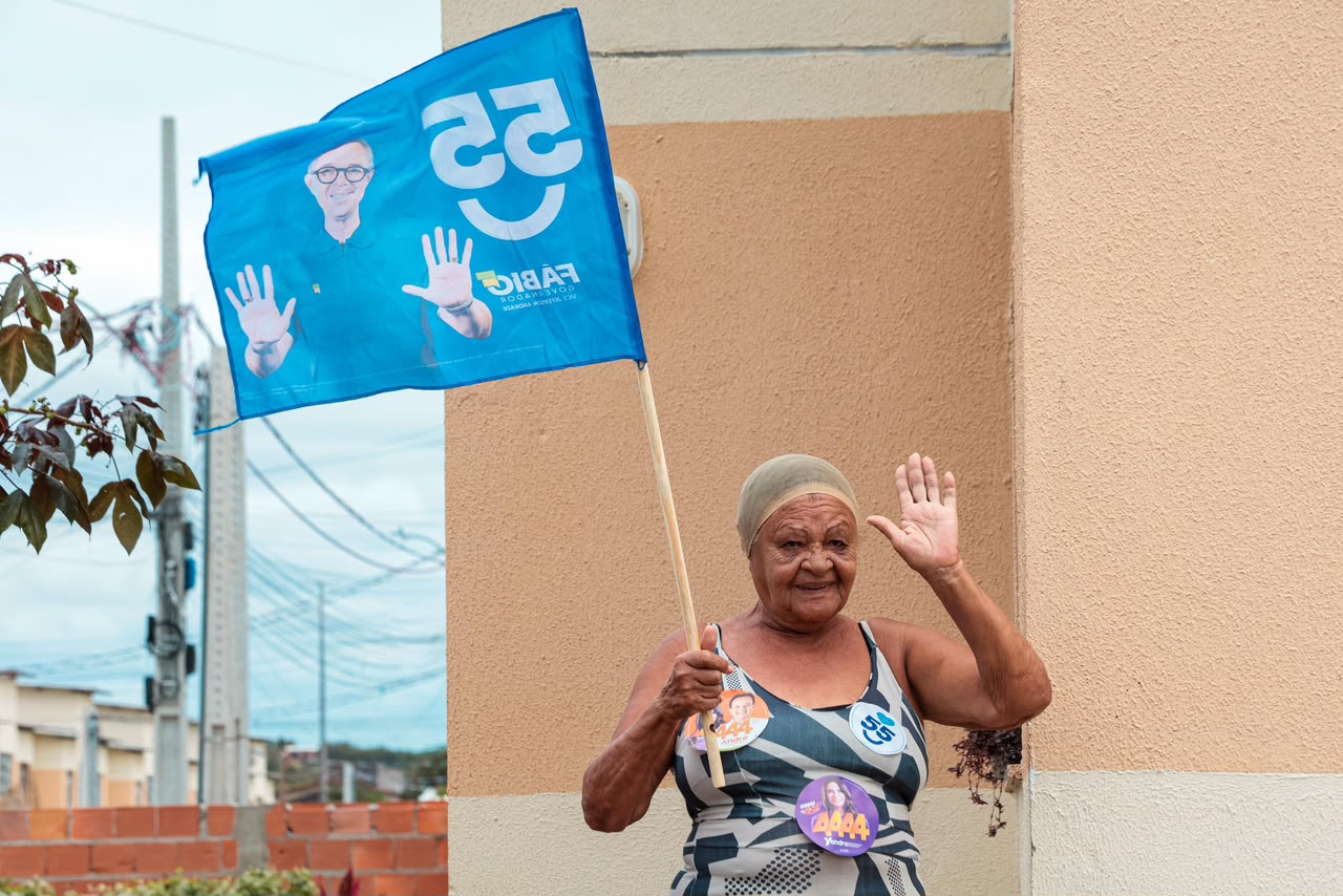 Governador Fábio Mitidieri durante caminhada na Zona Sul de Aracaju