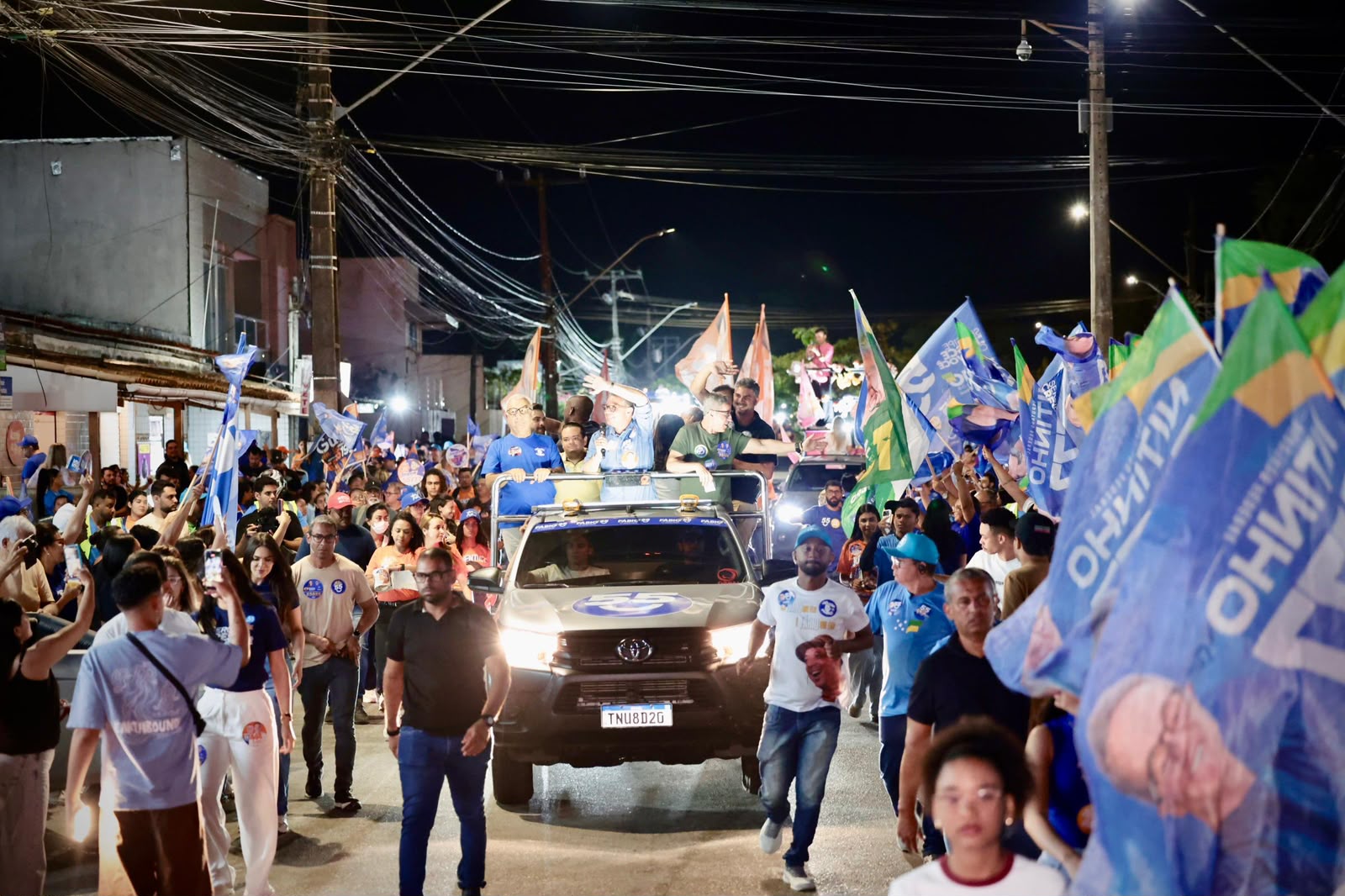 Governador Fábio Mitidieri durante minicarreata no bairro Coroa do Meio, em Aracaju