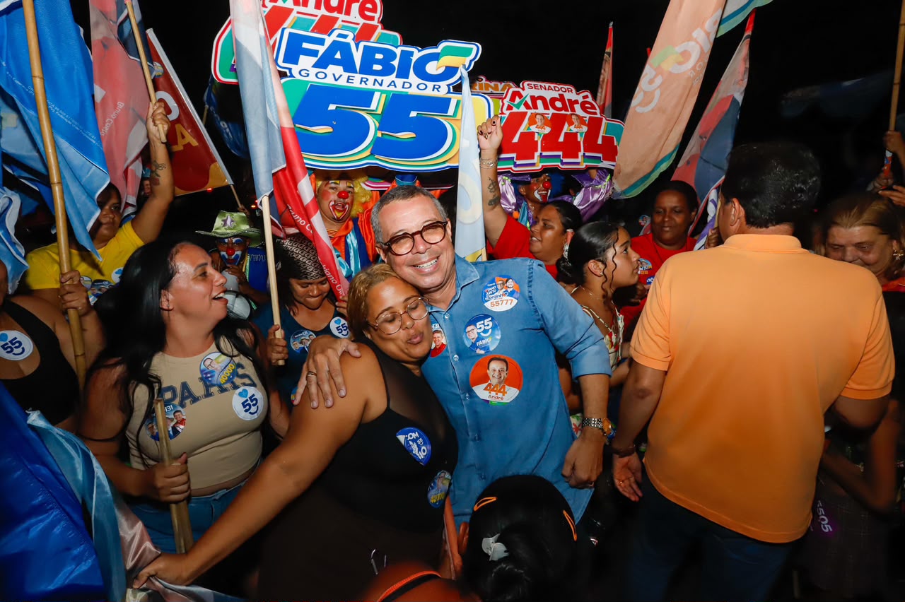 Governador Fábio Mitidieri durante minicarreata no bairro Coroa do Meio, em Aracaju