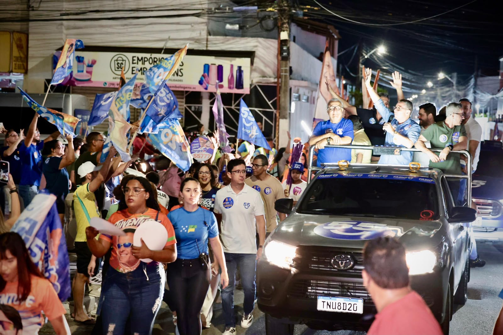 Governador Fábio Mitidieri durante minicarreata no bairro Coroa do Meio, em Aracaju