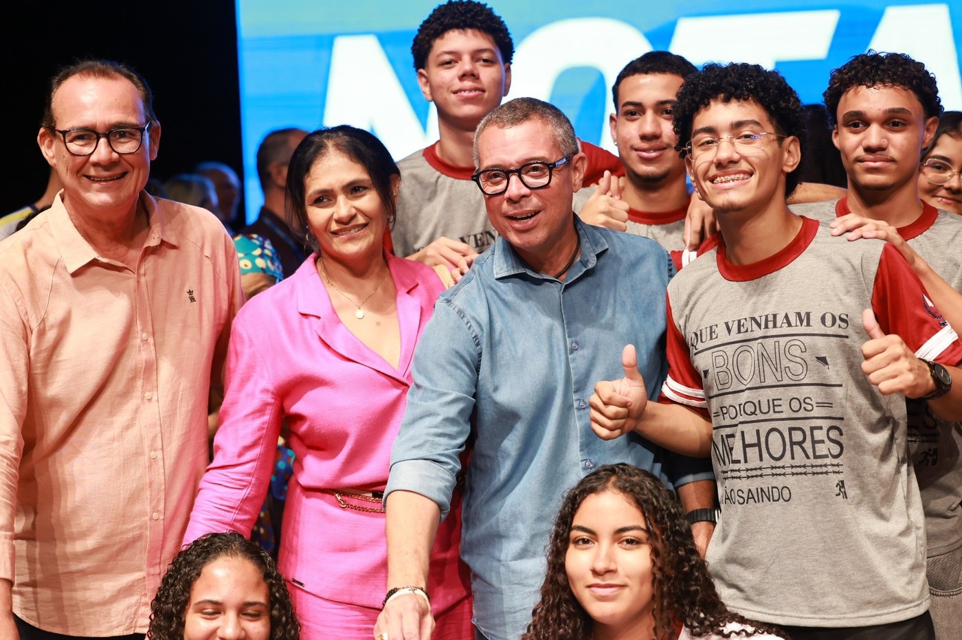 Alunos acompanham a entrega dos prêmios do Nota 10