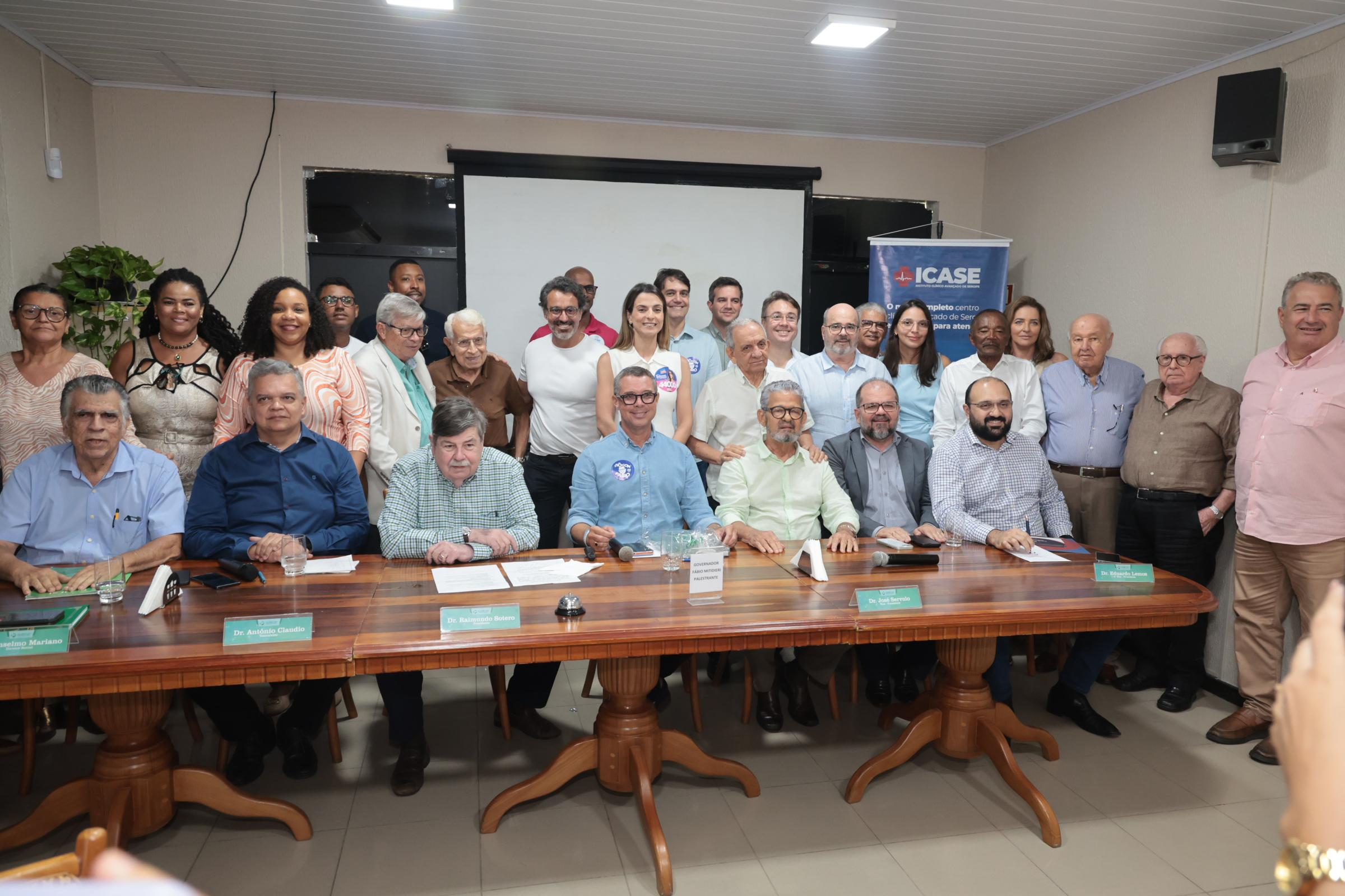 Médicos e convidados com o governador durante o encontro na Somese